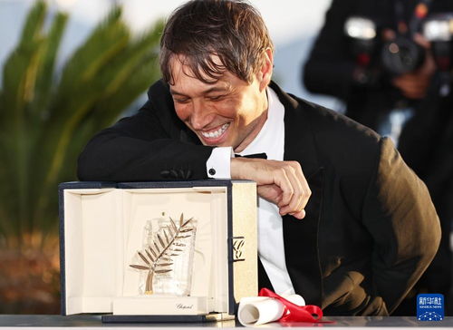 戛纳金棕榈最佳影片《阿诺拉》上线