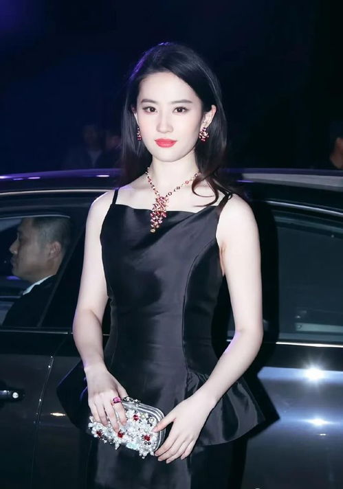 刘亦菲去哈尔滨打卡冰封黄玫瑰