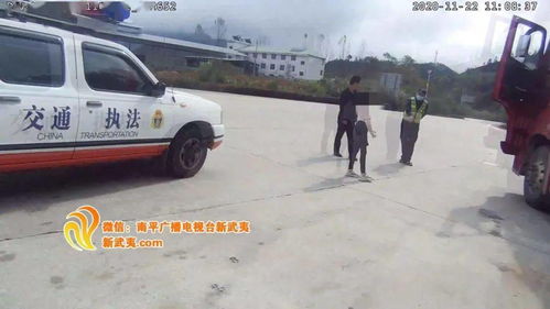 司机将女孩拽下车扔高速被行拘 司机将女孩拽下车扔高速被行拘