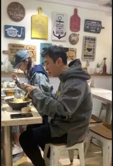 网友在小店吃面偶遇陈小春 网友在小店吃面偶遇陈小春