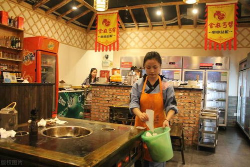 成都调查火锅店员工疑在后厨小便