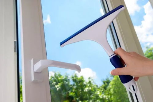 女子用擦玻璃神器巨响后玻璃炸裂 女子用擦玻璃神器巨响后玻璃炸裂