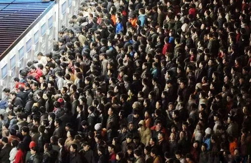 第一批回家过年的人已经堵路上了