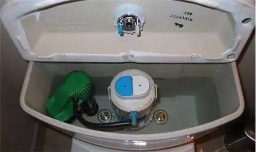 酒桌上和朋友打赌喝口马桶水给1万