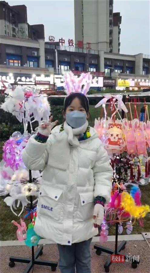 11岁女孩摆摊写春联 最高日入700元