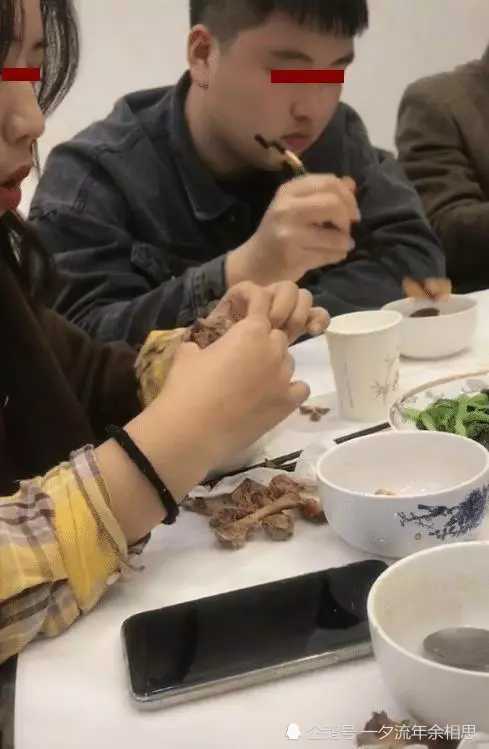 小伙第一次带女友回家 家人放炮欢迎