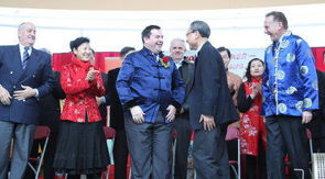 马斯克母亲唐装出镜拜年