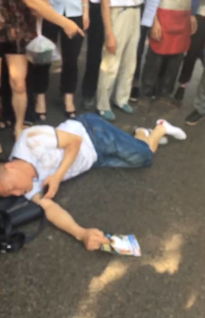 重庆小伙跳空翻给奶奶上坟火了