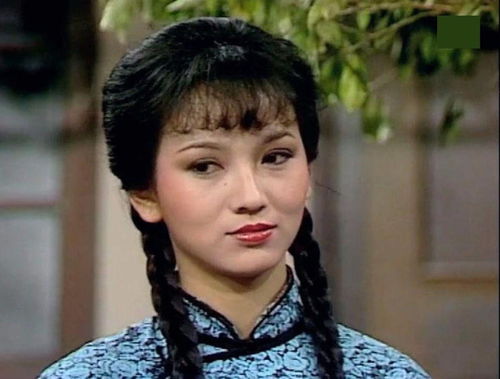 61岁叶童满头白发却少年感十足 61岁叶童满头白发却少年感十足