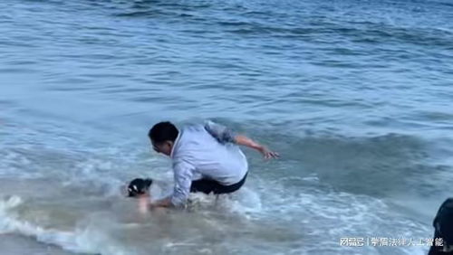 小孩被海浪卷走 白衣男冲入巨浪救人