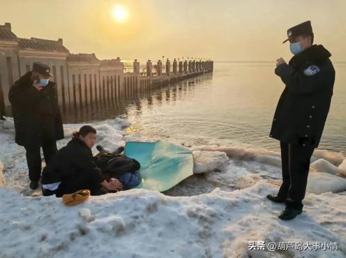 冲入巨浪救人 白衣小哥还有个身份