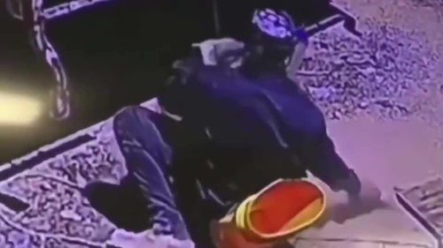 男子晒春节前后监控录像 男子晒春节前后监控录像