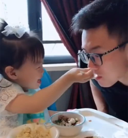 96岁妹妹给100岁哥哥拜年 96岁妹妹给100岁哥哥拜年