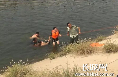 男子骑白马冲入江中救下落水父女