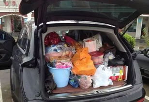 一家人高速停车在后备箱做饭