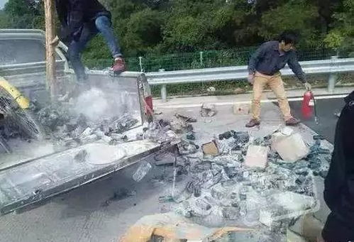 男子楼上丢烟头引燃楼下烟花摊