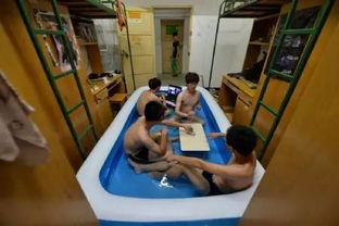 大学生在宿舍烧充气娃娃 校方回应