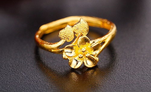 女子嫌金价太高在家自制金戒指