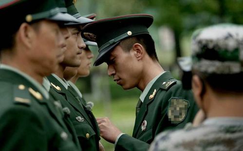 退役士兵穿军装捧鲜花回小学赴约 退役士兵穿军装捧鲜花回小学赴约