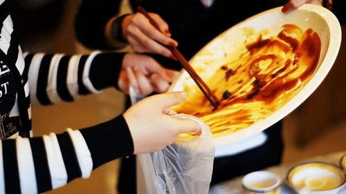 老板送菜后得知顾客刚救了自己儿子