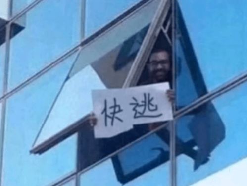 电梯里灯没亮请千万不要乘坐 电梯里灯没亮请千万不要乘坐