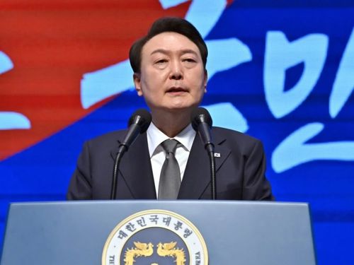 尹锡悦获释现场:大步走出拘留所 尹锡悦获释现场:大步走出拘留所