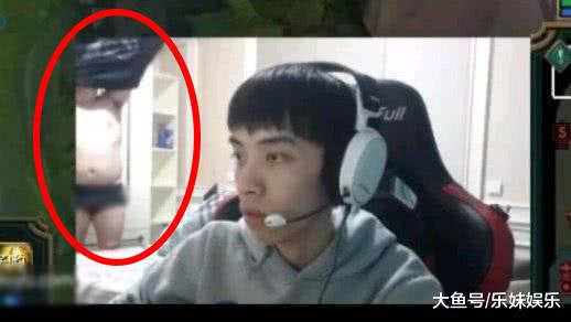 男子直播间抢了俩椅子还没巴掌大