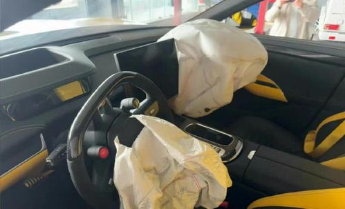 小米SU7Ultra赛道首撞