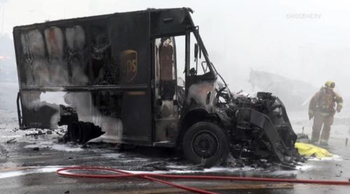 美国一飞机坠毁停车场多车起火