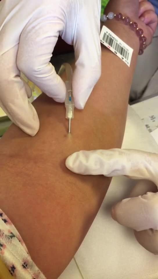 护士抽血找不到血管连续扎针