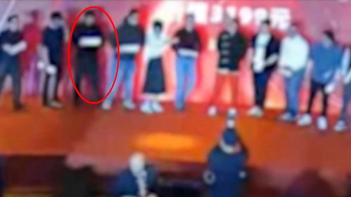 男子混入年会蹭吃蹭喝还领奖合影 男子混入年会蹭吃蹭喝还领奖合影