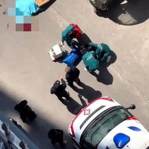 四川一快递员被高空坠物砸中身亡