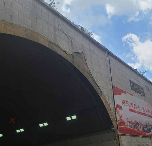 天降井盖砸穿挡风玻璃