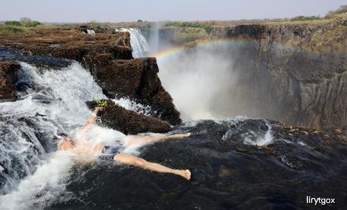 高空泳池地震时变瀑布 有人正在游泳