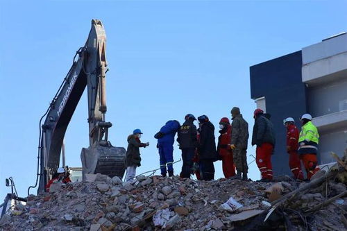 废墟传出敲击 中国救援队大喊安静 废墟传出敲击 中国救援队大喊安静