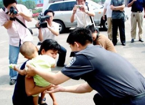 人贩子抢走8个月婴儿还顺走奶粉