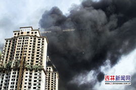 沈阳一建筑突发火灾楼顶有多人被困 沈阳一建筑突发火灾楼顶有多人被困