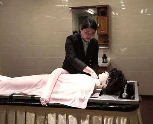 女入殓师给遗体穿衣:感觉他抓我