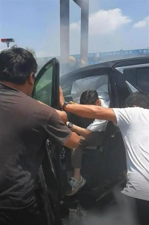 小米SU7撞死2人后焚毁?警方通报