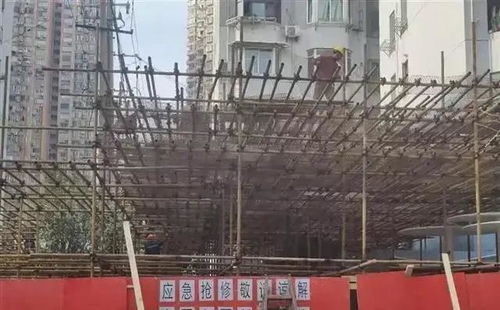 风刮落楼房外立面 居民被砸抢救