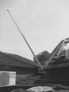 无锡大风吹落金属管砸穿小米SU7