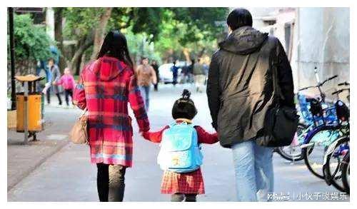 74岁父亲接5岁女儿放学