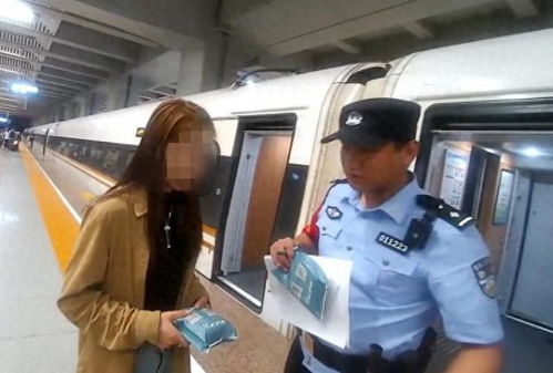 官方通报“女子伸腿阻止高铁关门”