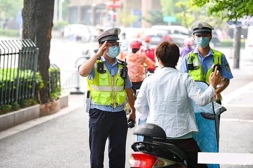 交警持棍击倒电动车 责任人被辞退