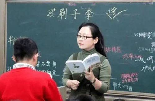 老师拍段子让学生鞠躬喊总裁好 老师拍段子让学生鞠躬喊总裁好