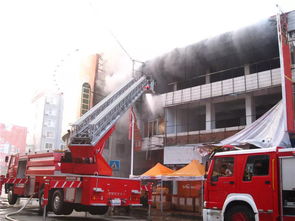 23层楼高吊车倾倒男子侥幸逃生