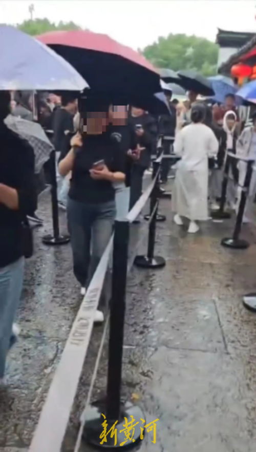 160名老人被旅行团扔在服务区