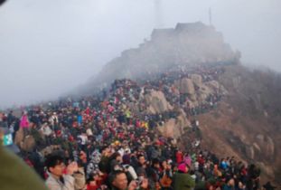 五一假期泰山上演\