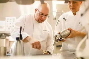 荣昌食堂主厨眼袋掉到口罩边 荣昌食堂主厨眼袋掉到口罩边