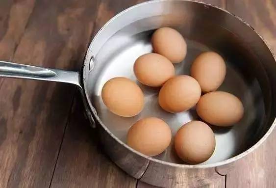 女子1分钟剥130个煮鸡蛋 女子1分钟剥130个煮鸡蛋